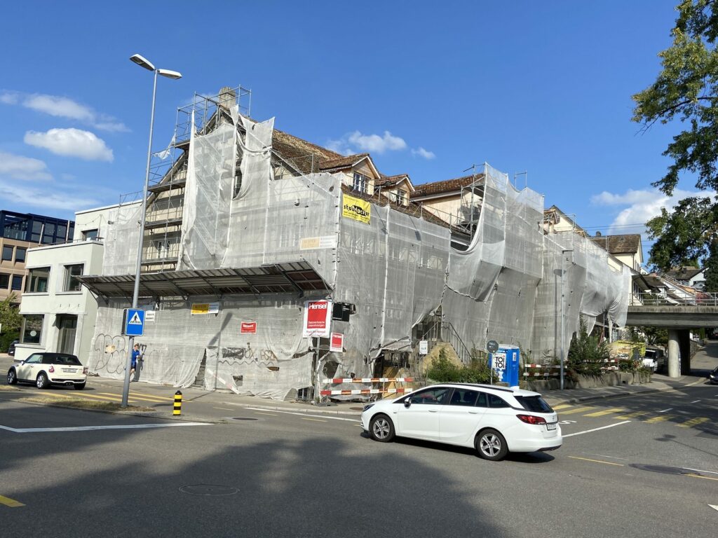 Eingepackte Häuser am Gstad während Sanierung