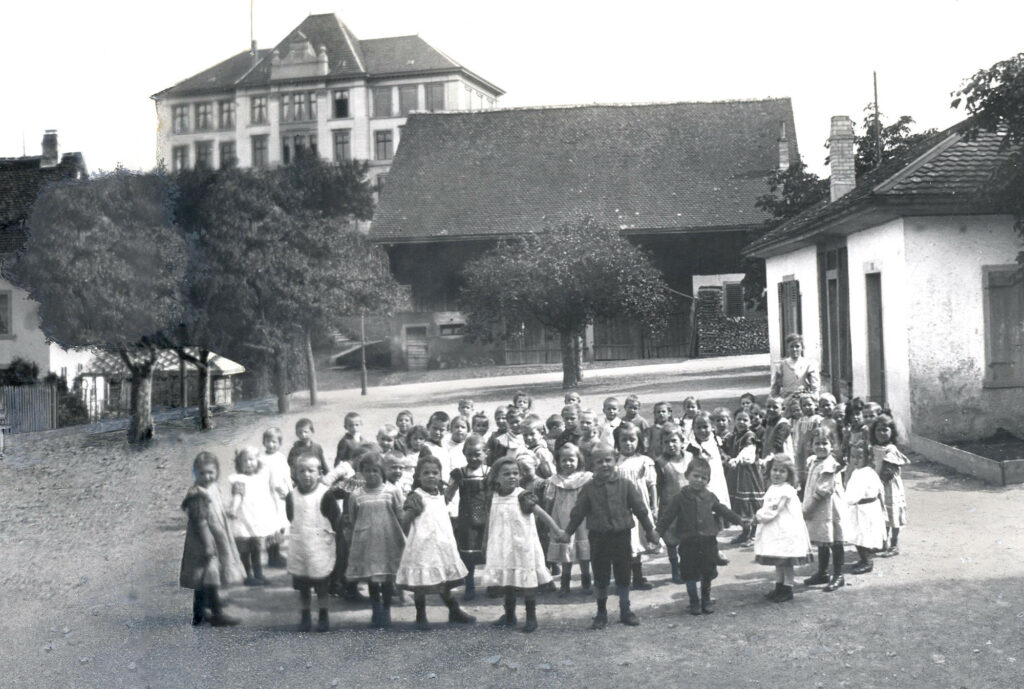 Klasse auf dem Chirchhof, 1902