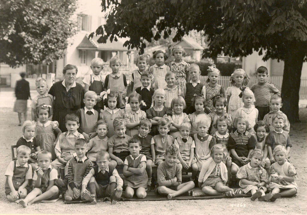 Ann Locher mit Klasse um 1942
