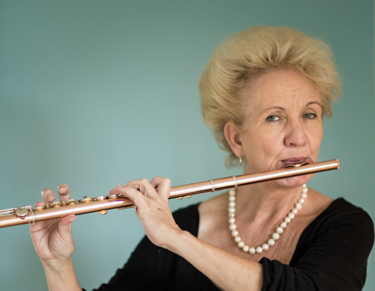 Betti Hildebrandt mit Querflöte
