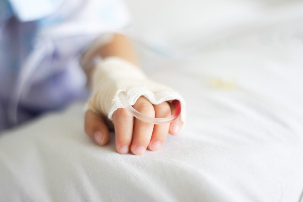 Hand eines Kindes im Spital