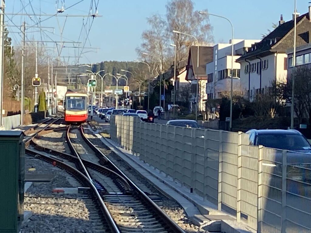 Forchbahn und Strasse