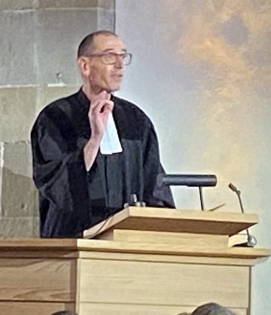 Pfarrer Gebs beim Predigen