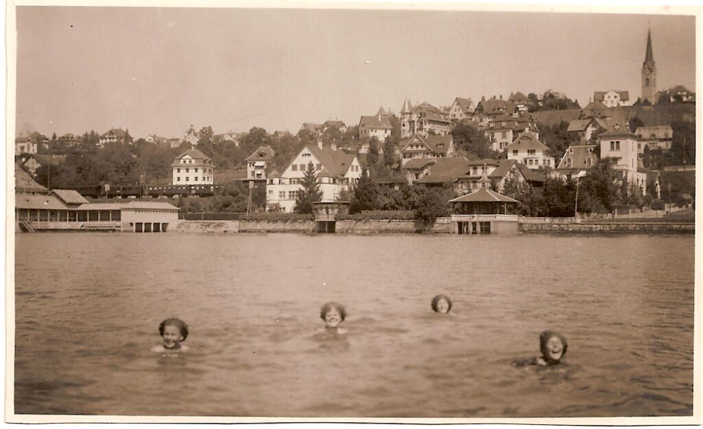 Im See schwimmende Frauen um 1925