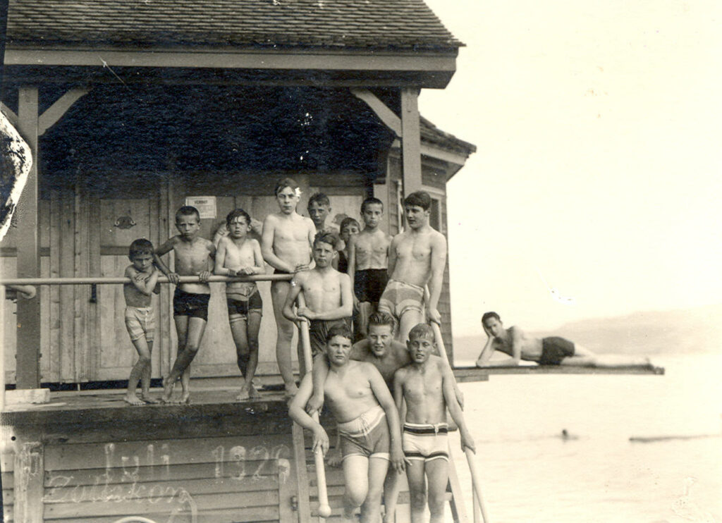 Zolliker Lausebengel im Männerabteil der Seebadi um 1926