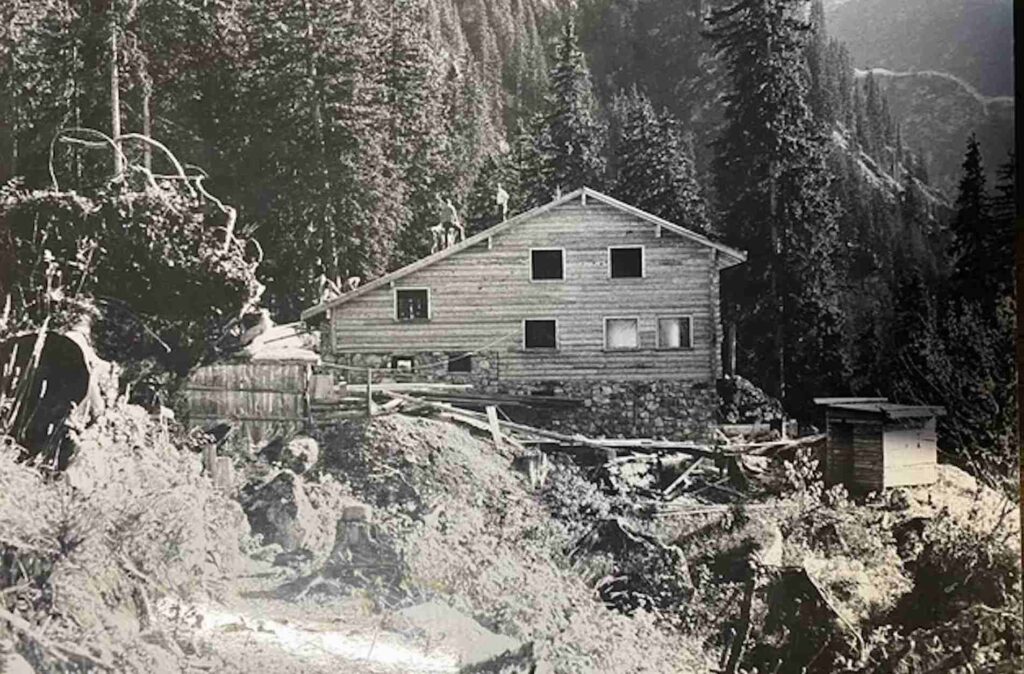 Arbeit am Dach der Ruessdili-Hütte