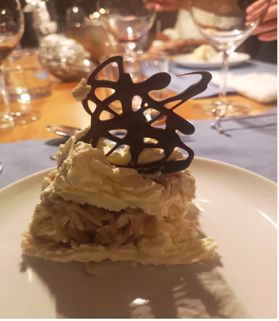 Vermicelles mit Meringues, kunstvoll arrangiert