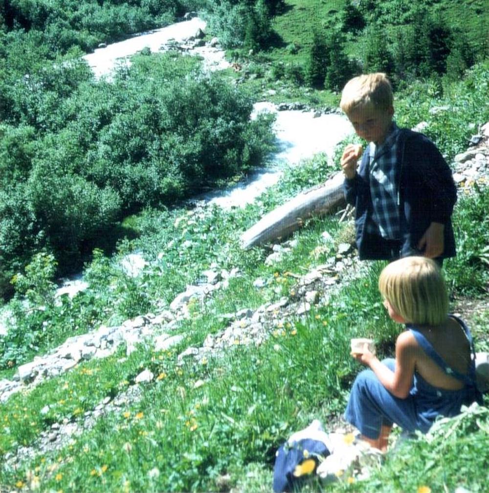 Klein Edwin mit Schwesterchen Pauline beim Schirboden, Juli 1970 (Foto: Familienarchiv)