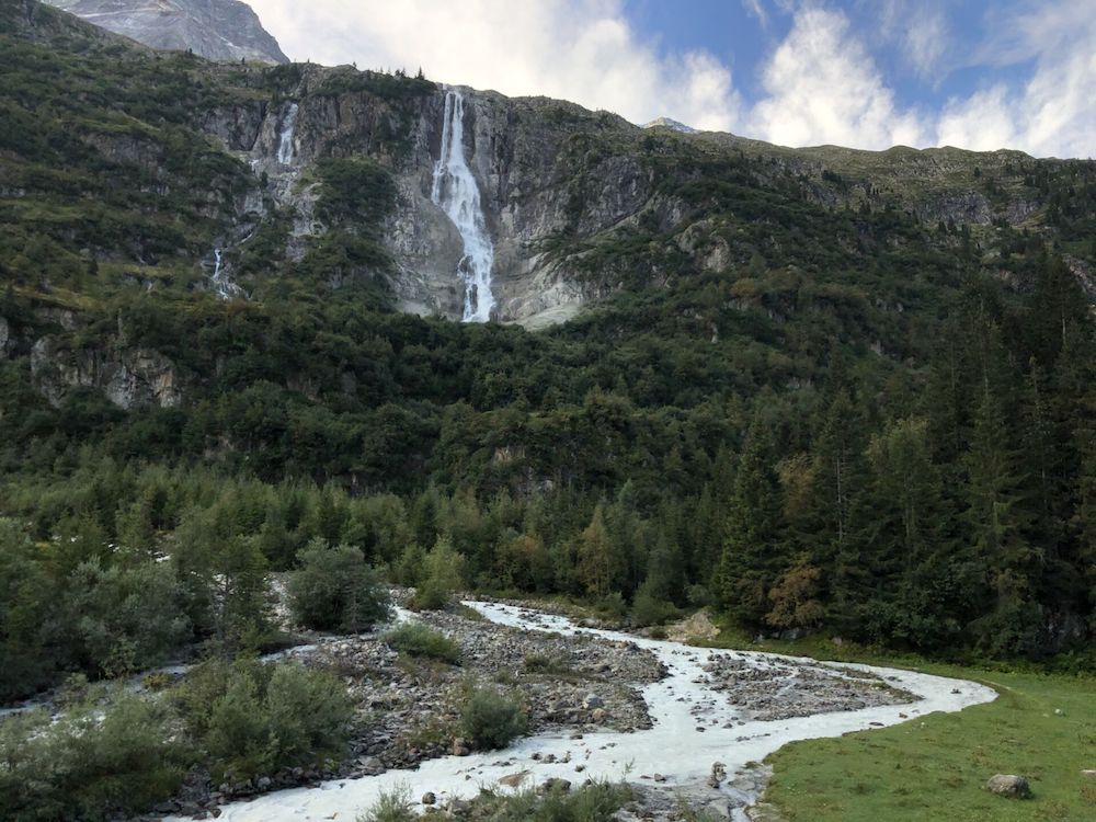 Am Fuss des Schmadribachfalls