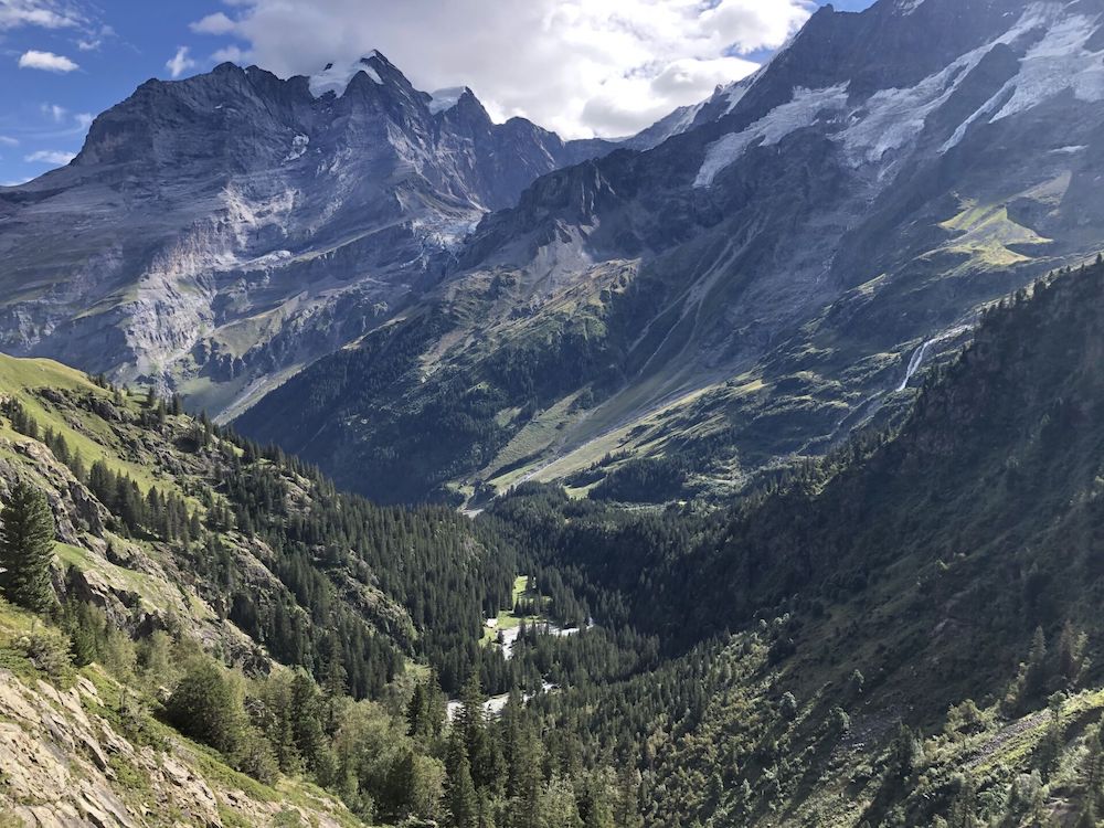 Der Blick zurück von der Rampe ins Tälchen – im Hintergrund die Jungfrau