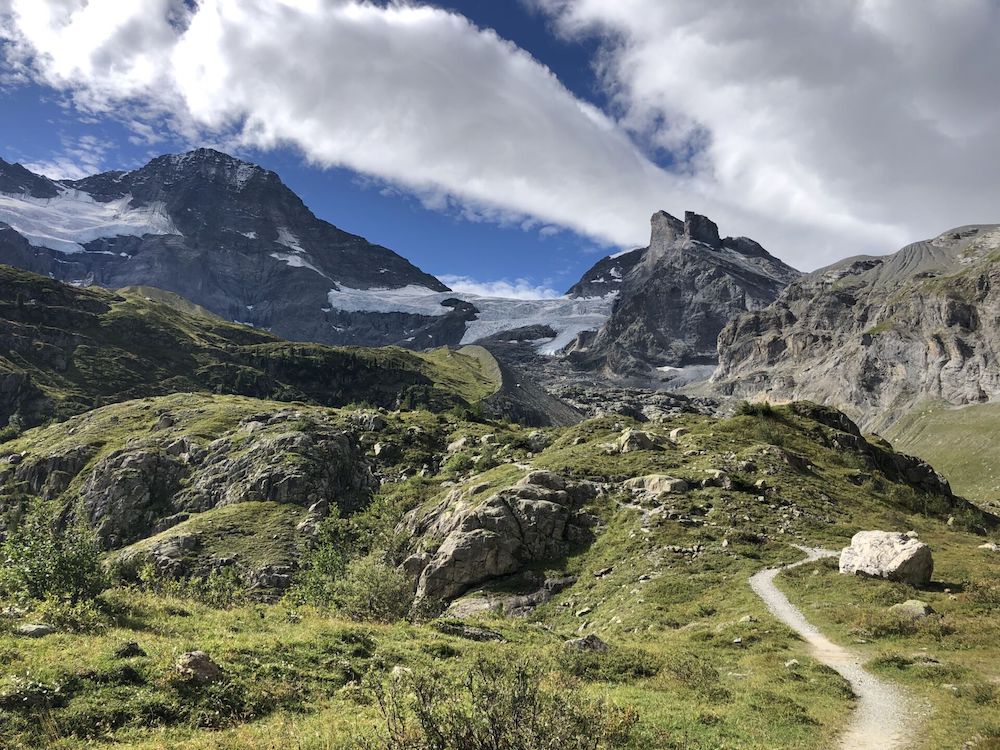 Links der Moräne und unter dem Breithorn liegt der See