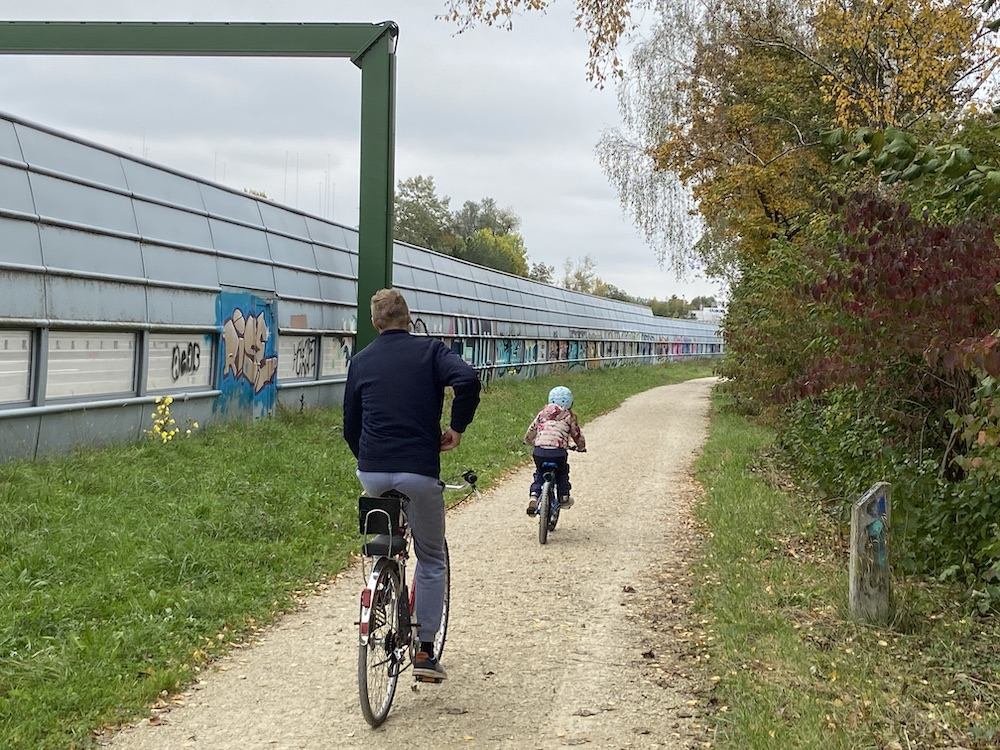 Velofahrer entlang der A1 mit ihren Lärmschutzwänden