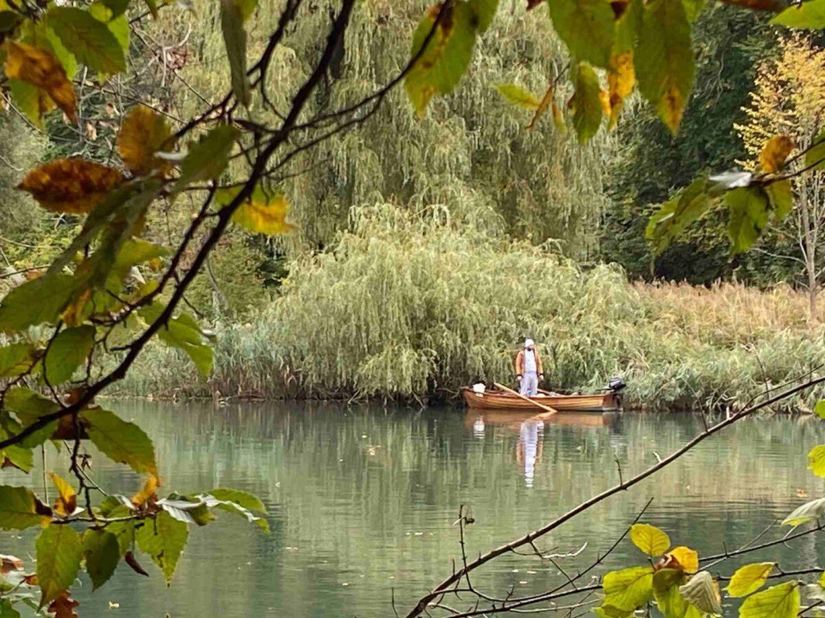 Fischer mit Boot in Natur