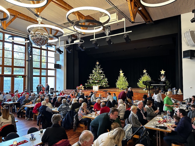 Viele zufriedene Besucher im Gemeindesaal