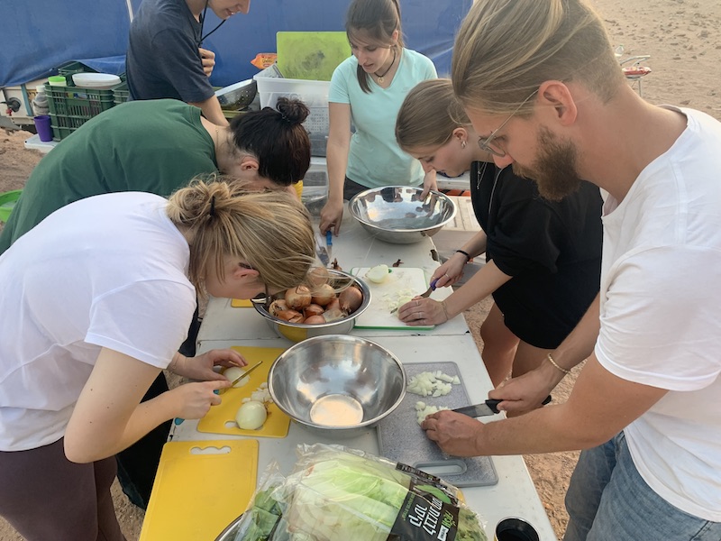 Hunger gibt’s auch in der Wüste – alle helfen bei der Vorbereitung des «Znacht» mit