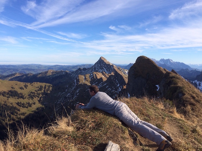 Kritische Blicke in die Nordflanke, dahinter Speer und Säntis