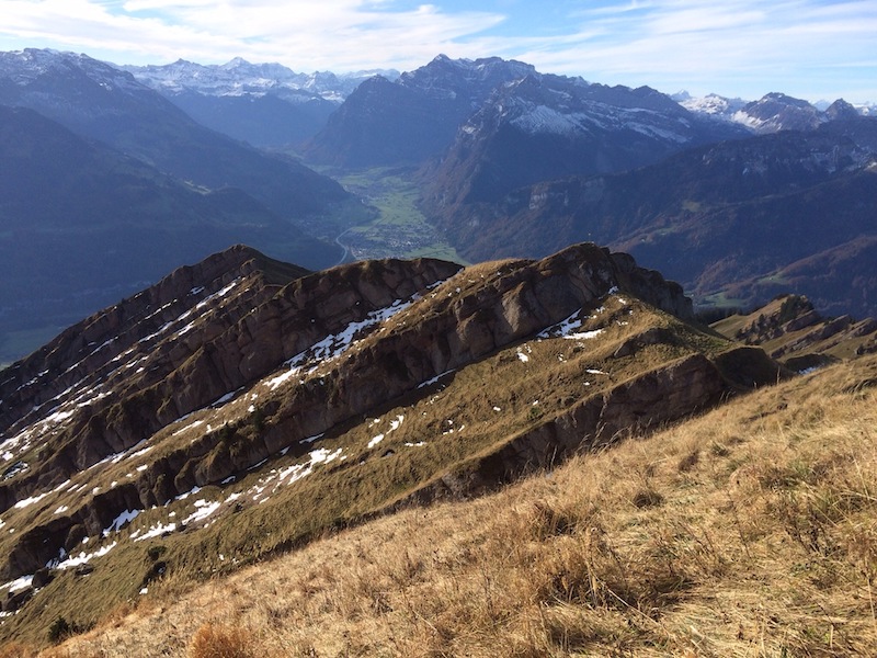 Die speziellen Gratformationen und der Blick auf Kärpf, Hausstock und Glärnisch