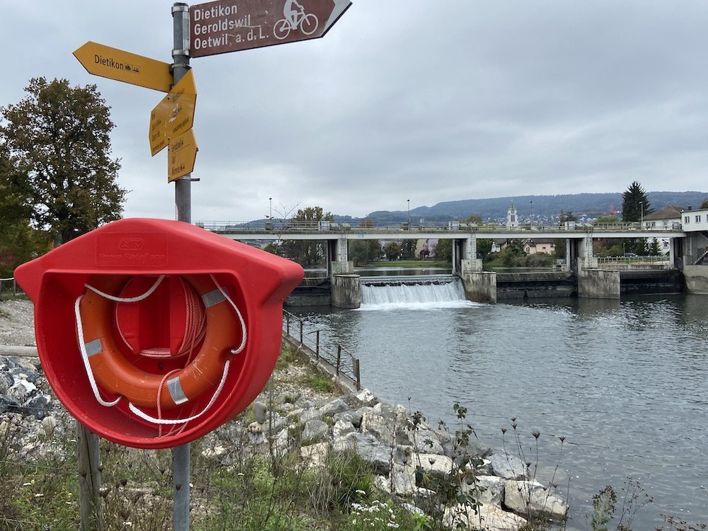 Flusskraftwerk Dietikon mit knallrotem Rettungsring