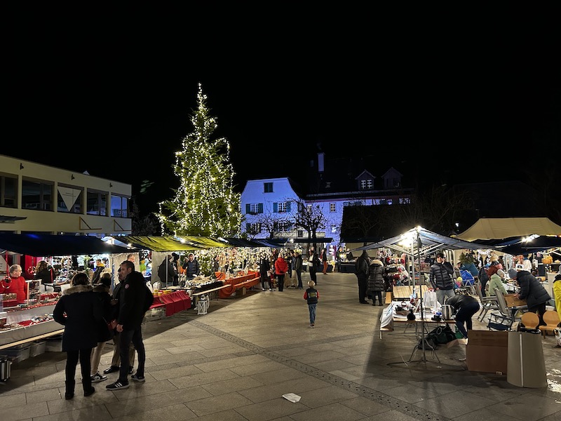 Festliche Stimmung auf dem Dorfplatz