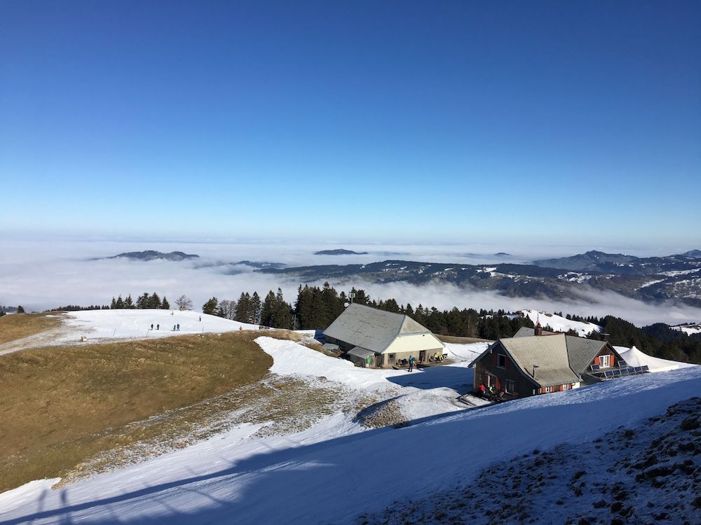 Blick vom Tanzboden (von Wind schneefrei geblasen) zum Bodensee – irgendwo unter dem Nebel