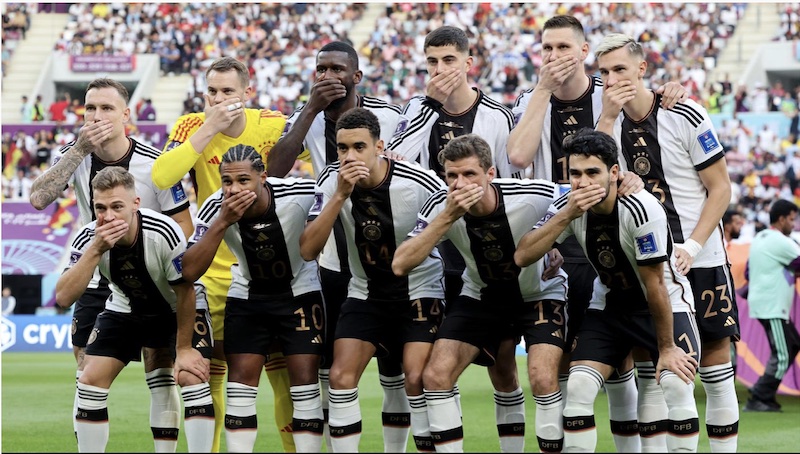 Deutsche Fussballer protestieren mit Hand vor Mund gegen Fifa-Maulkorb in Katar