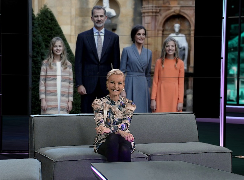 flavia Schlittler vor Foto der spanischen Königsfamilie