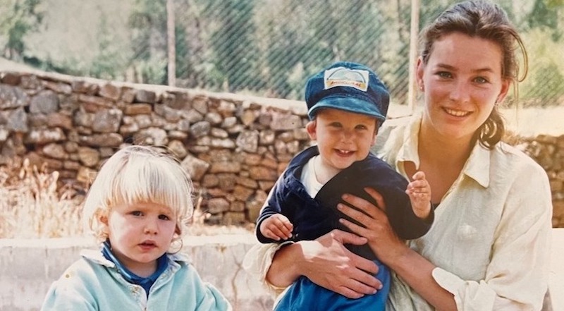 Mireille mit ihren beiden kleinen Kindern