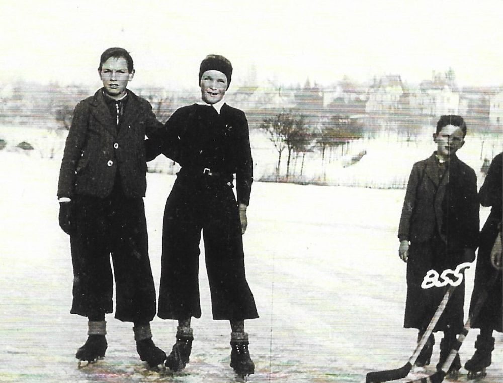 Kinder um 1935 auf dem Eis im Riet