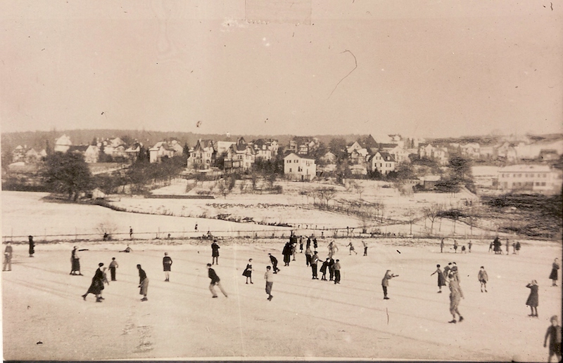 Viel Platz zum Eislaufen und Hockeyspielen