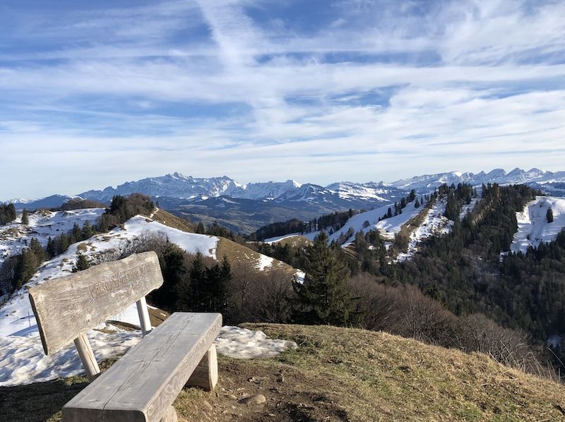 Die Chrüzegg mit ihrer schönen Gipfelbank. Im Hintergrund Säntis und Churfirsten, rechts der Tweralpspitz