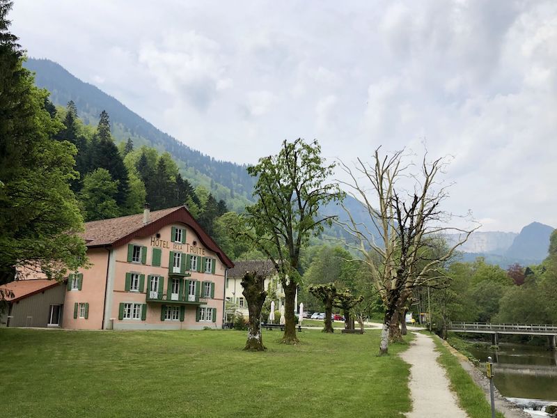 Das Forellen-Hotel ist heute zu. Im Hintergrund sehen wir erstmals den Creux du Van