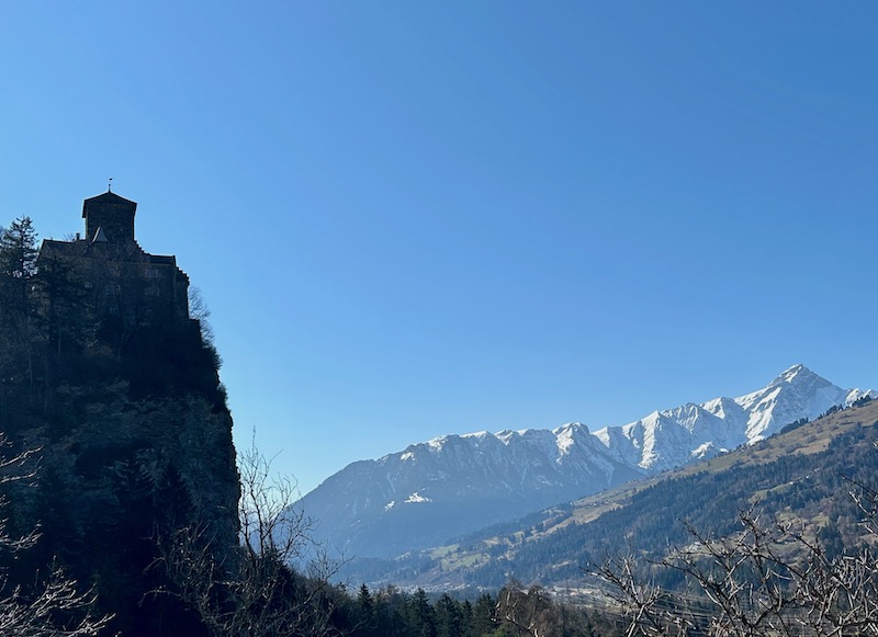 Schloss Ortenstein mit dem Piz Beverin