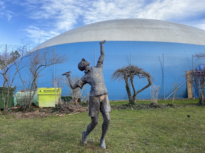 Skulptur vor Ballonhalle des TC Zollikon