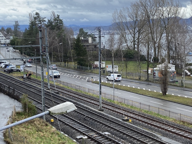 Fussgänger-Passarelle über die Schienen von der Bus-Haltestelle Bahnübergang aus?