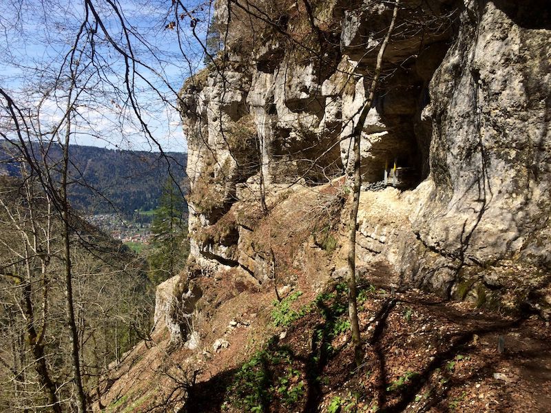 Typische Jurafelsen in der Combe Grède