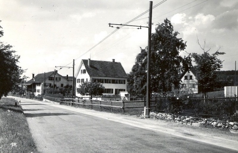 Die Unterhub 1957, in der Mitte das Schulhaus bzw. der spätere Kindergarten