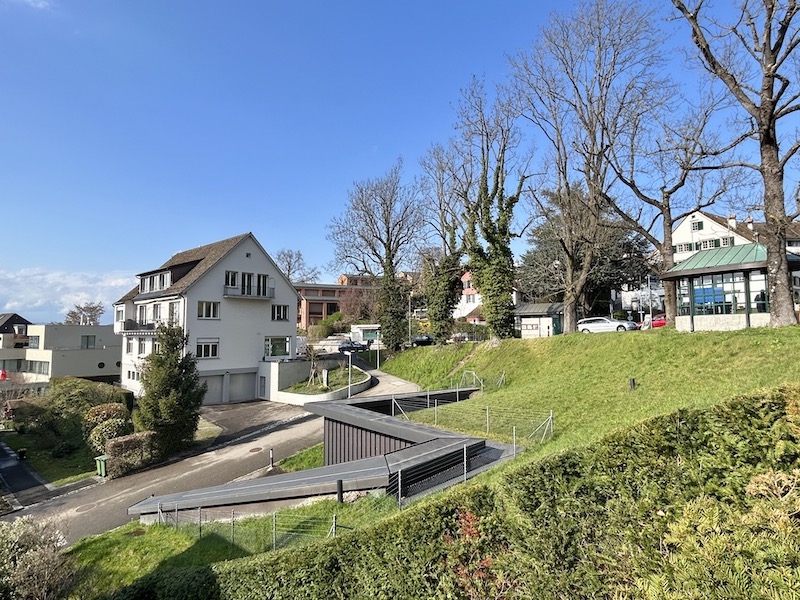 Heute. Zur Orientierung: Das Haus hinter dem Bushäuschen stand schon 1930