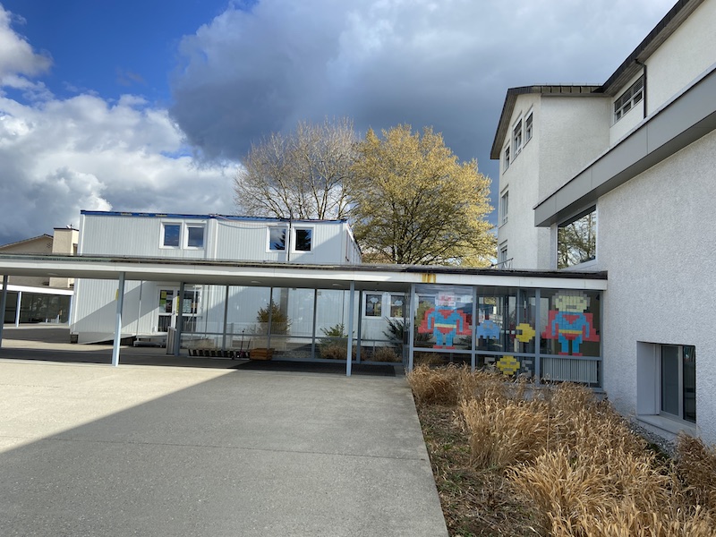 Schwarze Wolken über der Schule Rüterwis