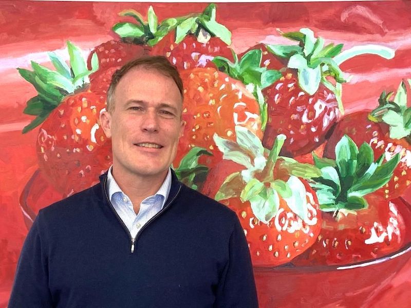 «Erdbeeren sind Früchte des Glücks» – Dorian Selz vor seinem Lieblingsgemälde (Foto: rs)