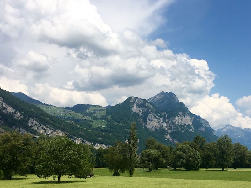 1 Der spitzige Leistchamm vom Talboden aus gesehen (Autobahn bei Weesen)