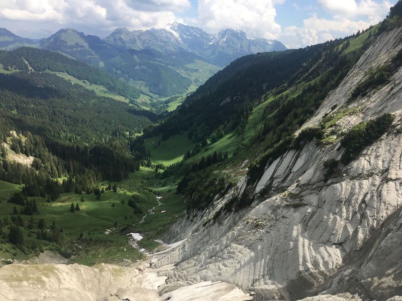 Spannende Schrattenkalkstrukturen am Nordfuss des Leistchamms – und der Blick ins Toggenburg mit Säntis