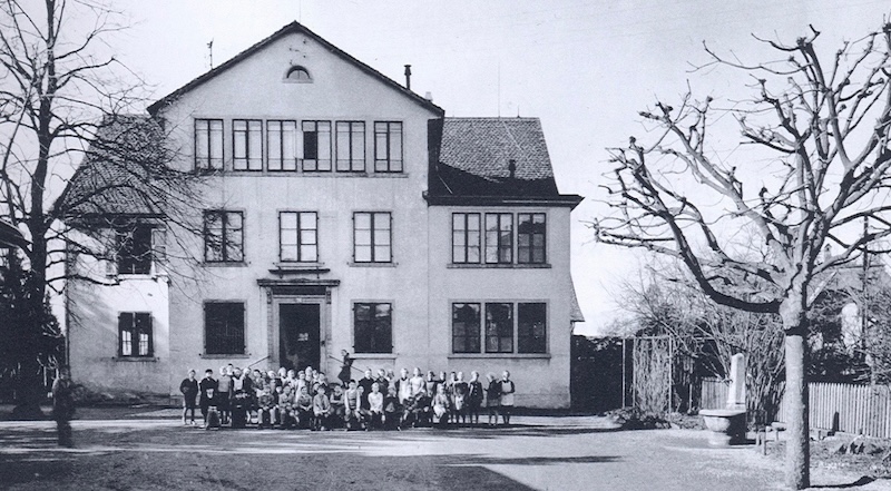 Das Schulhaus «Chirchhof» neben der reformierten Kirche