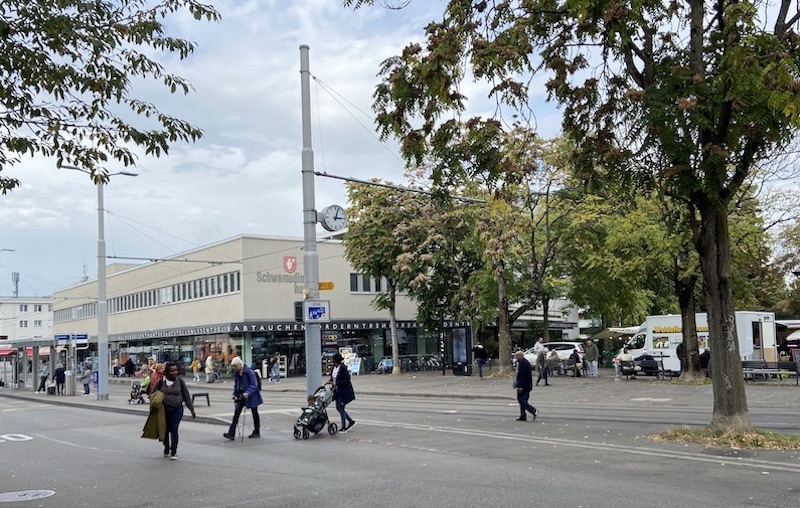 Der Schwamendingerplatz – Ausgangspunkt der Stadtwanderung (Fotos: bl/rs)