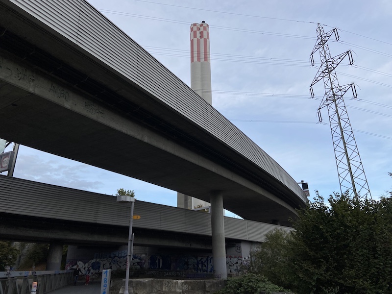 Der hohe Turm des Heizkraftwerks Aubrugg