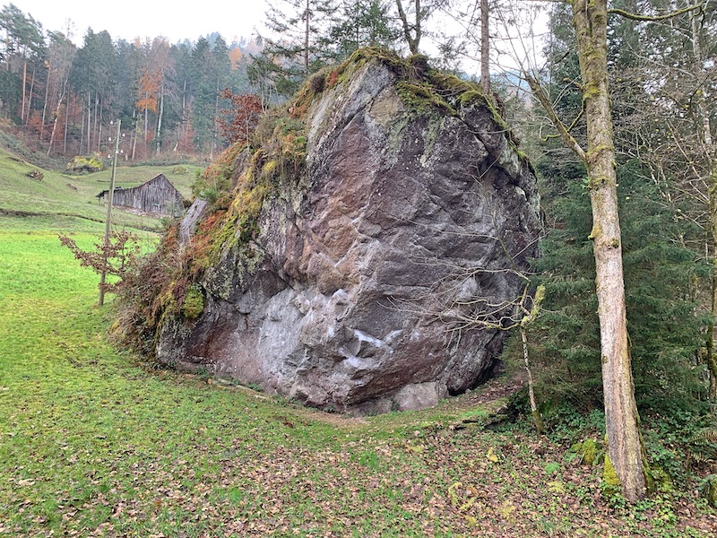 Gewaltige Felsblöcke, auf der Wiese verstreut wie Spielzeug