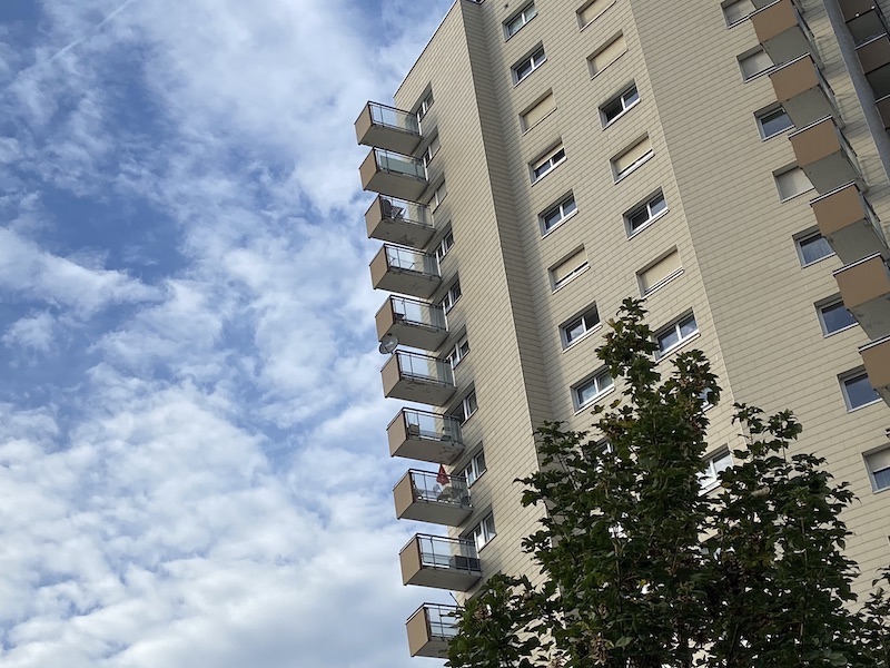 Hochhaus mit waghalsig konstruierten Balkonen