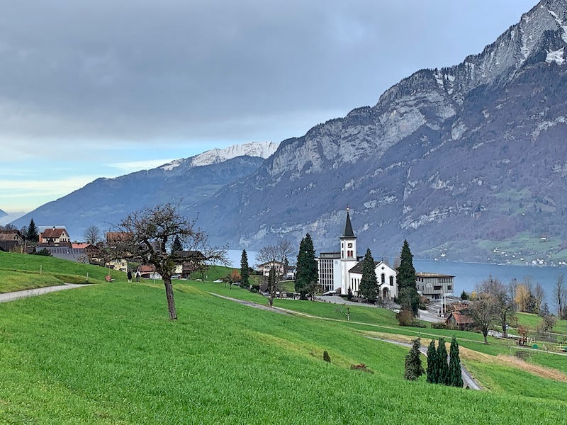 St. Gallus, die Dorfkirche von Quarten, dahinter das «Schönstatt-Zentrum»