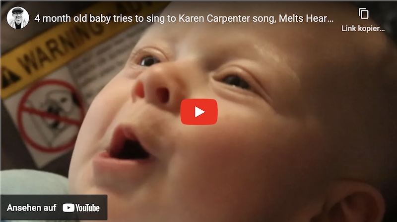 Baby hört singender Mutter zu