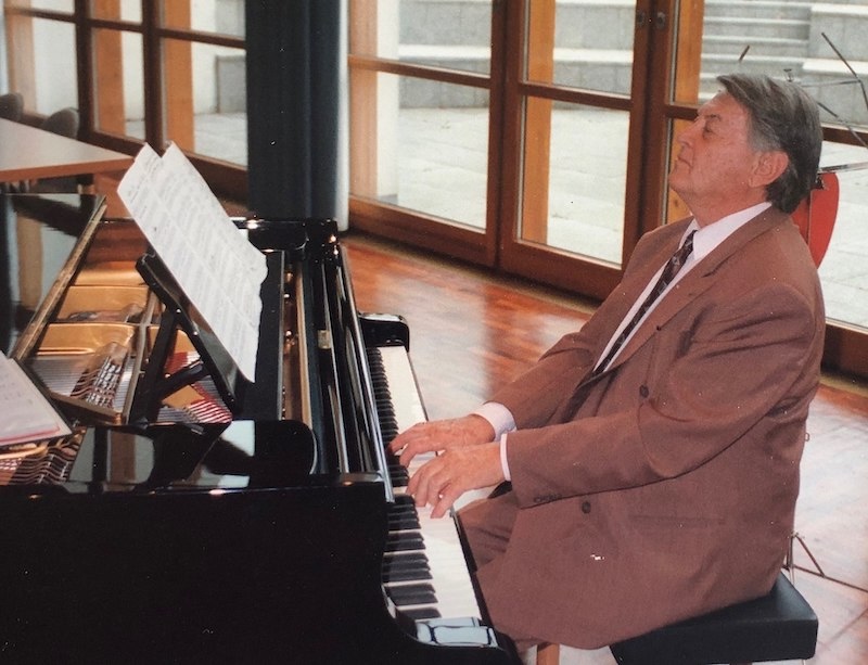 Artur Beul spielt anlässlich seines 80. Geburtstags im Gemeindesaal. (Foto: Adrian Michael)