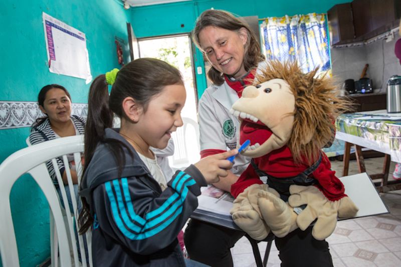 Kinder lernen, wie man die Zähne gründlich putzt